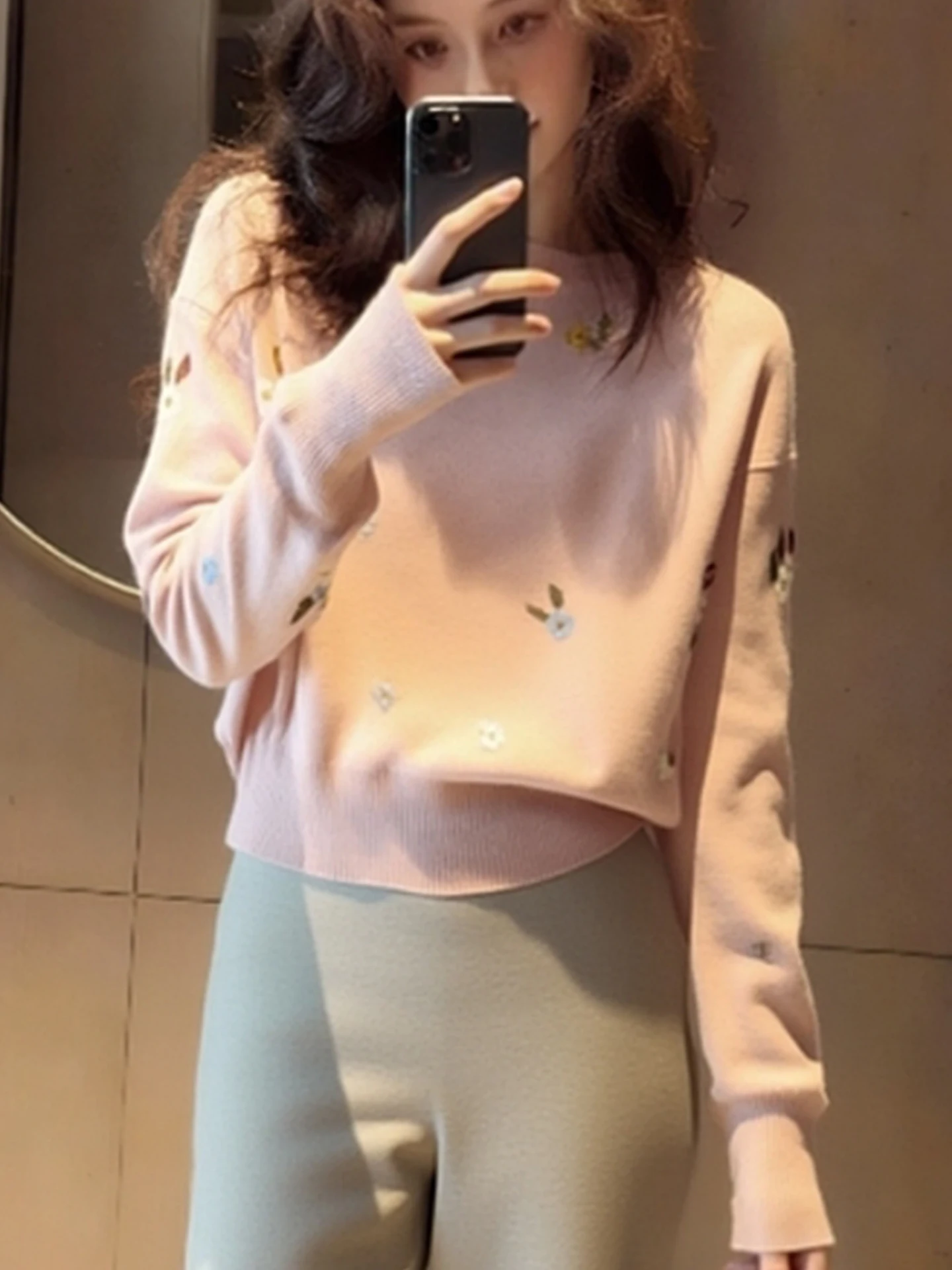 冬のファション、甘いロング丈のニットセーター、カメレオンカラー、刺繍デザイン、通勤、韓国風、ゆったりフィット