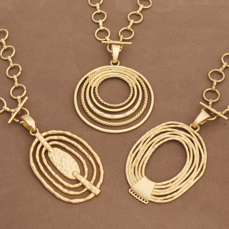

1 x Matte Gold Color Multi-Circles Moveable Pendant On O-T Fashion Chain Jewellery Necklace For Woman Daily/Vacation Wear