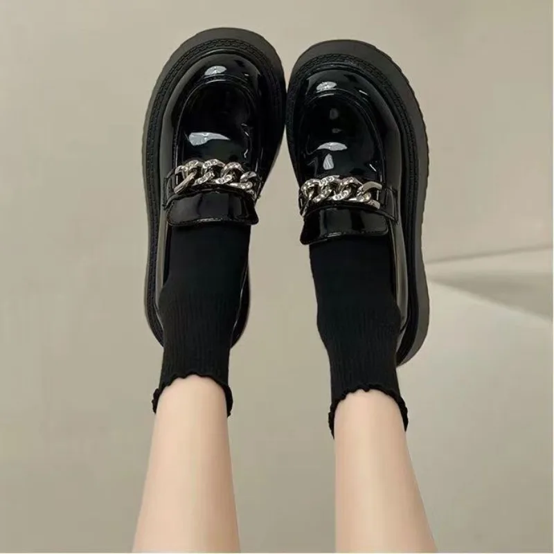 Britischer Stil Neuerscheinung Damen-Loafer Schuhe Plateau Dicke Sohle Kettendetail Vielseitige Leder-Slipper Damenschuhe