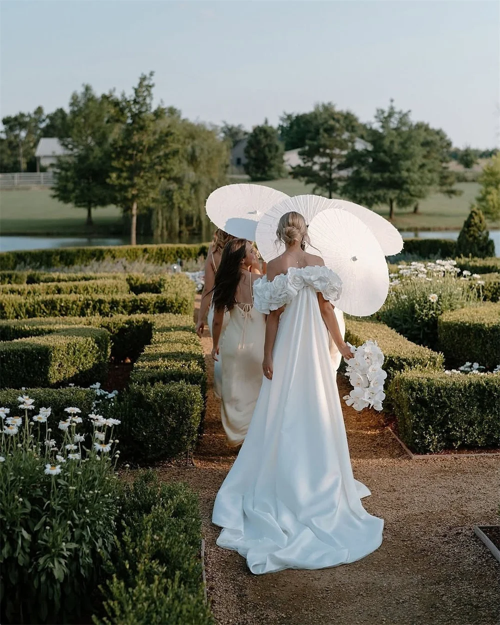 Tokyo Maßgeschneiderte weiße schulterfreie Brautkleider mit kurzen Ärmeln, Hofschleppe, Brautkleider 2025, 3D-Blumen-Meerjungfrau-Hochzeitskleider