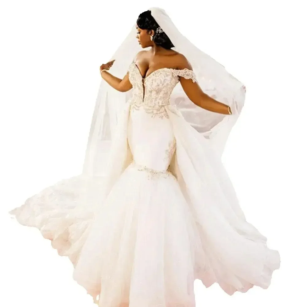 Maßgeschneidertes Brautkleid mit glänzenden Kristallen und Applikationen im Sweetheart-Stil für die Braut, afrikanisch-arabischer Stil, abnehmbarer Schleppe, Trompeten-Brautkleid.