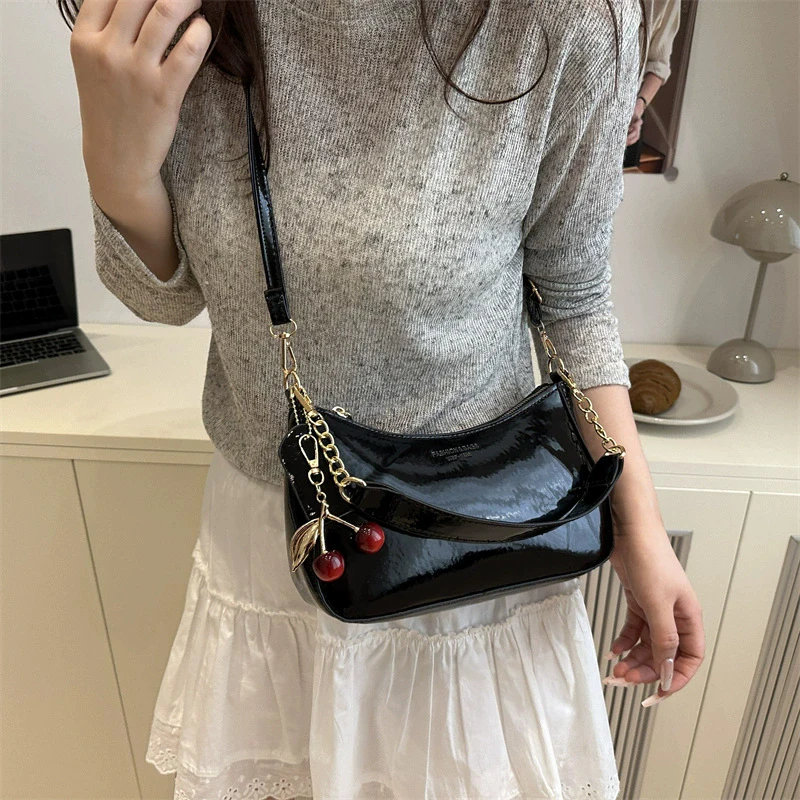 Neue Modische Damen-Handtasche aus PU-Leder, Einfarbig mit Kirsch-Anhänger, Vielseitige Schultertasche, Damen-Umhängetasche für den Alltag – Detail 2