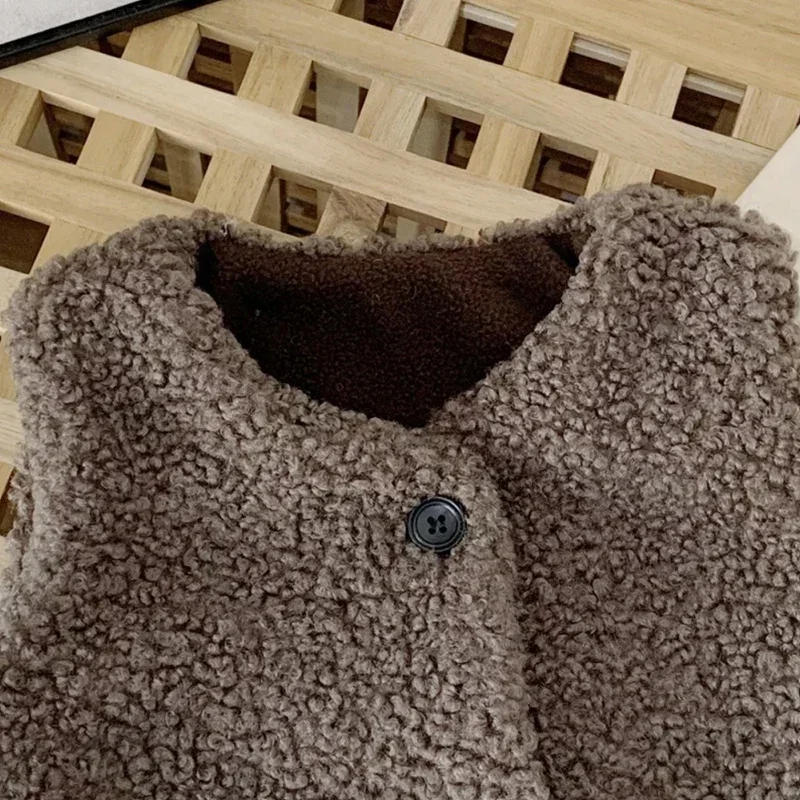Herbst-Winter-Weste aus Lammwolle mit Samtfutter für Mädchen und Jungen, Plüschweste, einreihig, V-Ausschnitt, warmer, modischer Mantel für Kinder – Detail 4