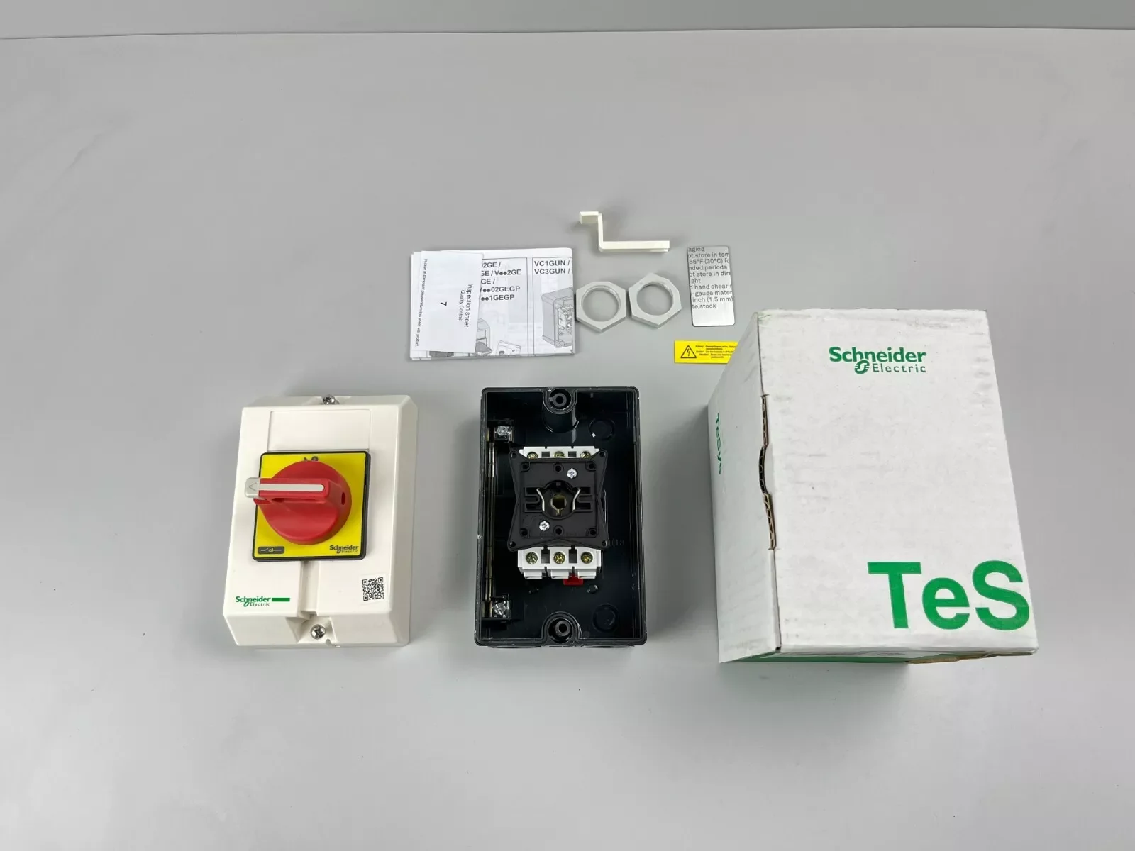 

VCF02GE = V02C + VCFXGE1 Запорный выключатель в корпусе, TeSys Control, для включения/аварийной остановки, 10А, IP65