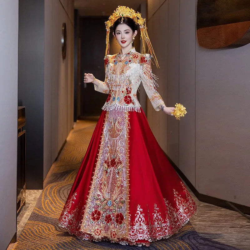 

The traditional Chinese wedding dress is made of dragon and phoenix