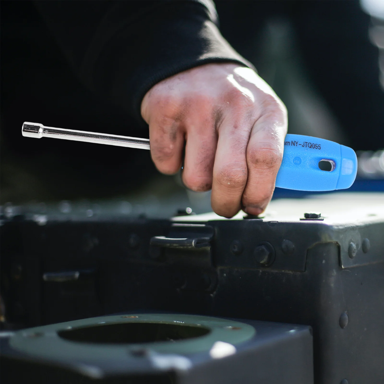 

Portable Socket Wrench with Hexagonal Bit Right Angle Driver for Easy Access Tight Space Repairs Hand Tool Essential