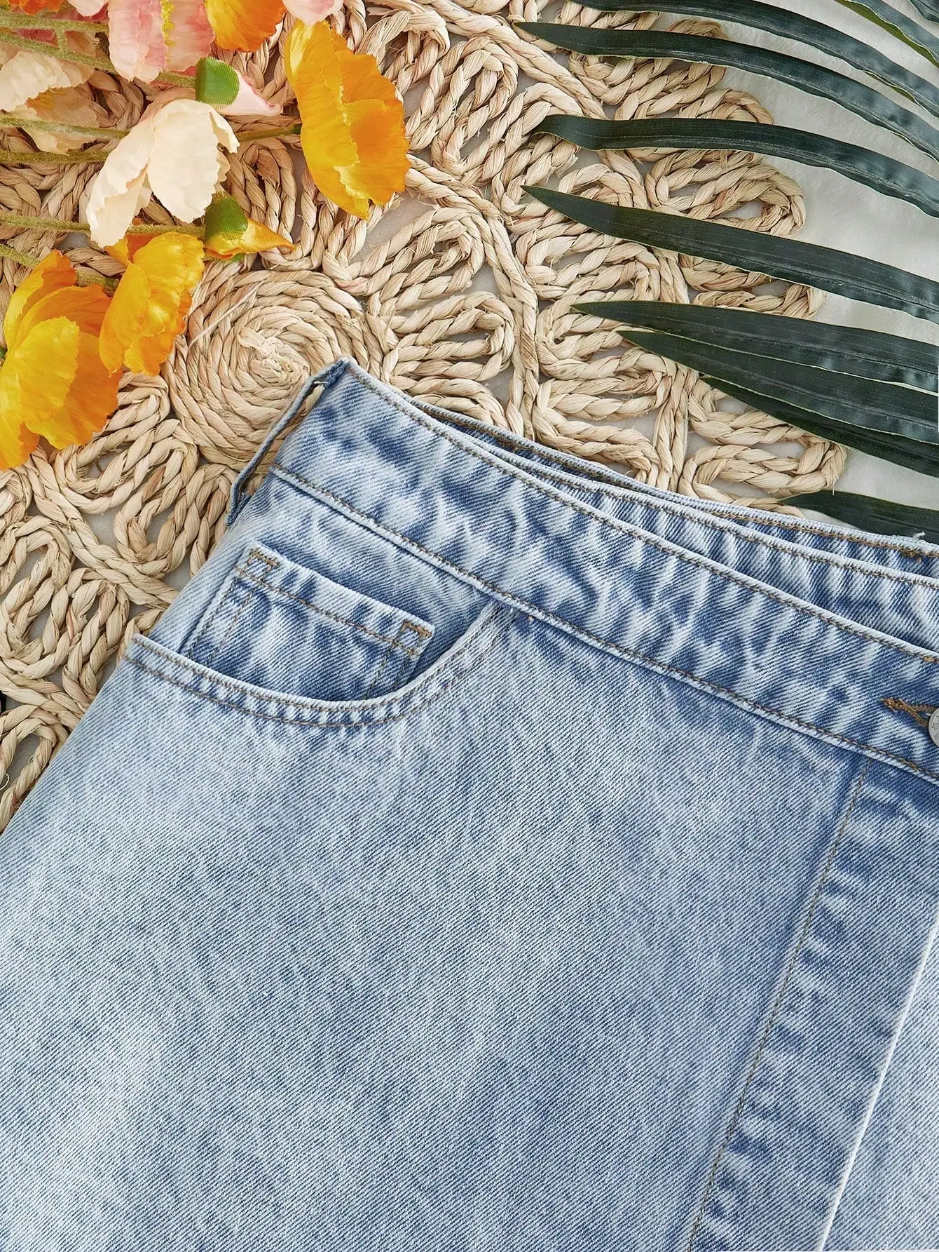 تنورة قصيرة من الدنيم الفاتح بتصميم ملفوف غير متماثل