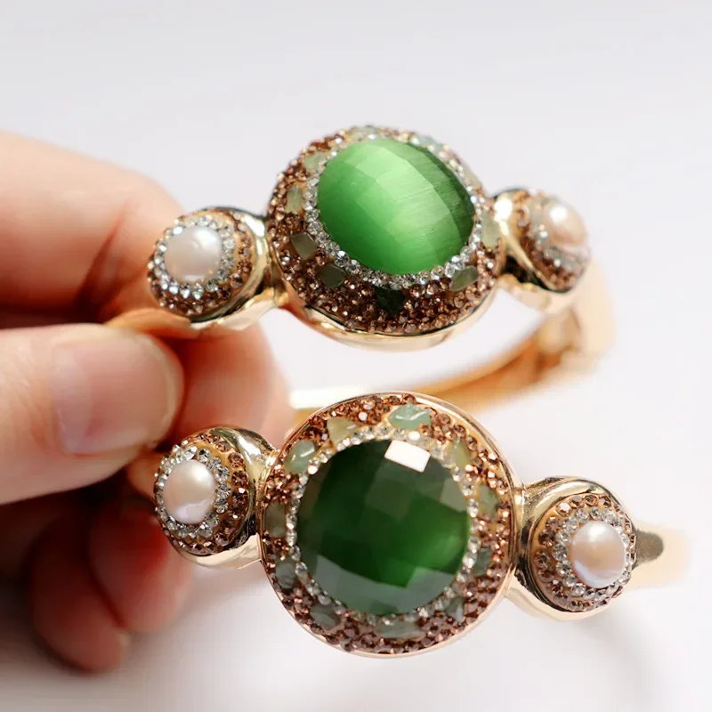 

Green Opal Crystal Bracelet for Women Fashion Retro Personality High-end Atmospheric Banquet Jewelry.