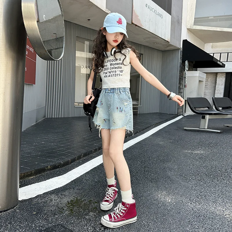 شورتات الفتيات 2025 صيف جديد للمراهقين شورت جينز مطرز للأطفال سراويل قصيرة ممزقة عصرية للأطفال من قماش الدنيم