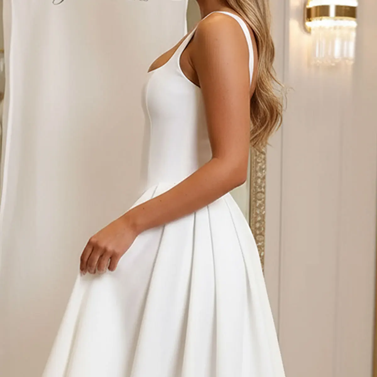 エレガントなミディ丈サテンウェディングドレス 花嫁用 プリーツスクエアカラー ブライダルパーティガウン 女性用 Aラインボールガウン