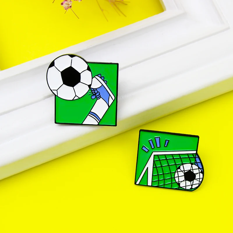 Athletic Sports Football Enamel Pin Green Play football Games Brooches Shirt Collar Badge Lapel Jewelry for Friend Wholesale