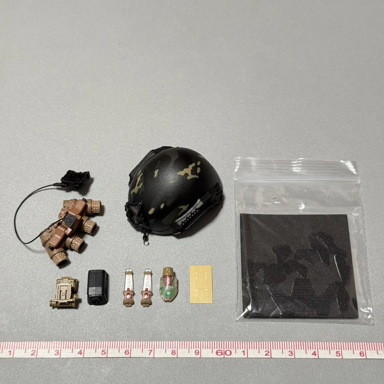 

ES 26073B 1/6 Scale Soldier Helmet Set Model for12'' FOG Paramilitary Forces