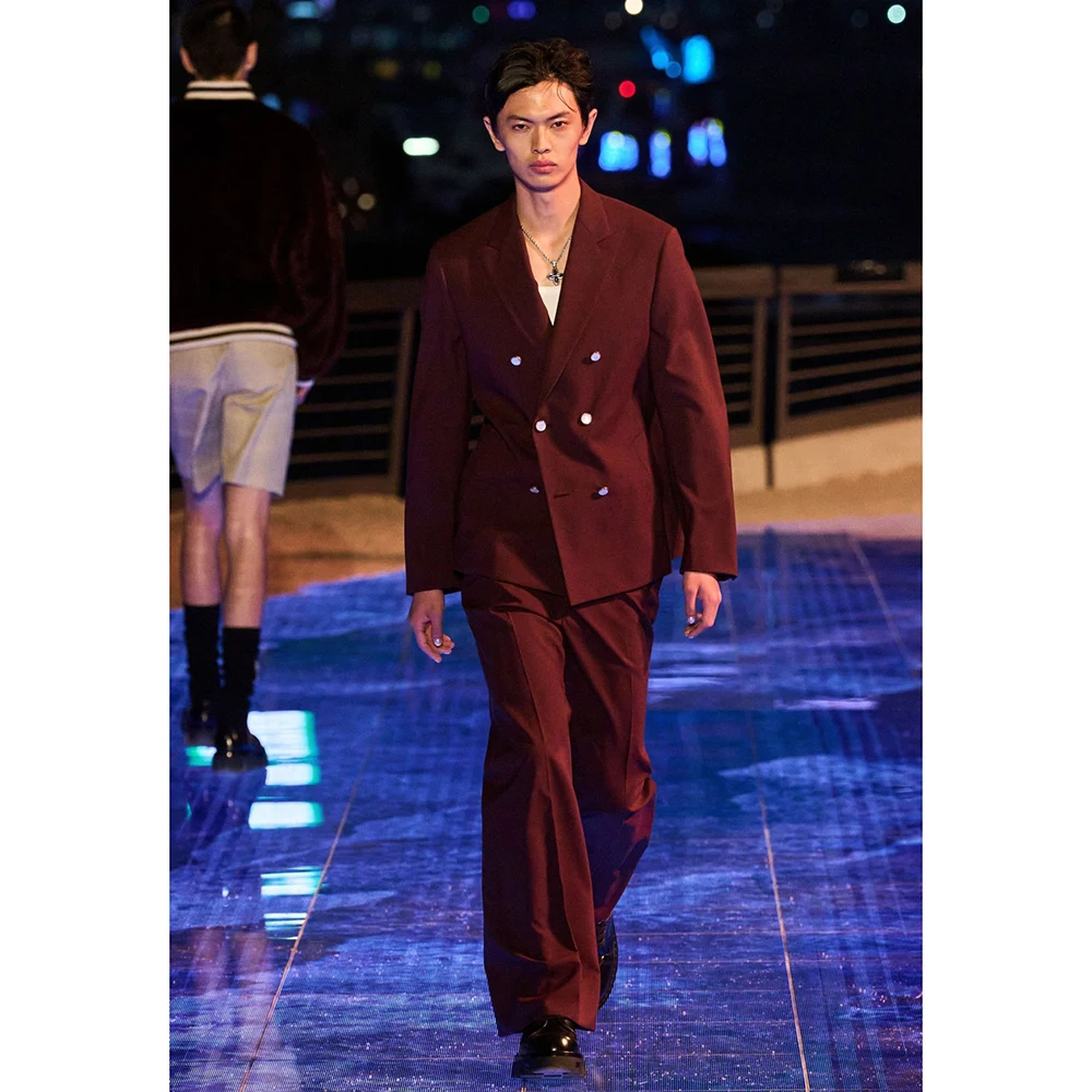 موضة الأحمر الرجال الدعاوى 2 قطعة سترة بانت مجموعات عالية الجودة مزدوجة الصدر الشق التلبيب الذكور شيك ملابس فضفاضة للحفلات 2025