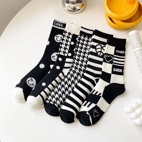 Imagen 1 del producto 5 pares de nuevos calcetines de tubo medio para mujer con cara sonriente de pata de gallo versión coreana del estilo universitario calcetines de algodón de moda de tubo alto