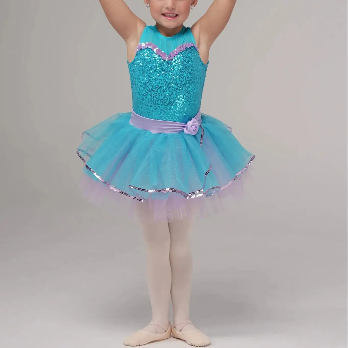 

Настройте профессиональные джазовые костюмы для латинских танцев в любой цветной юбке с перьями и блестками.