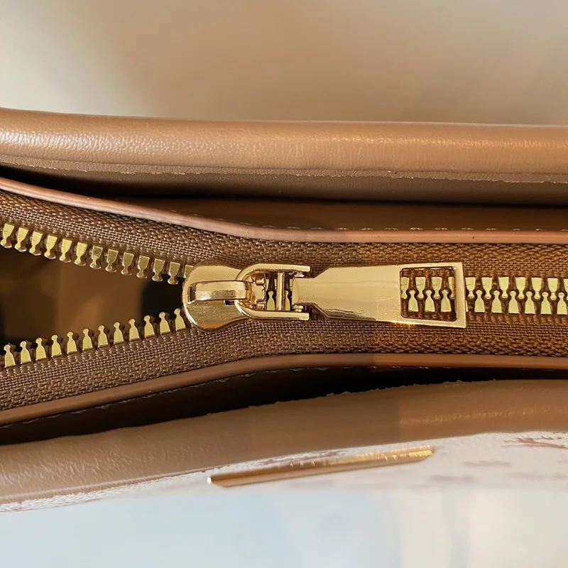 حقيبة يد واسعة لعام 2025 للنساء، محفظة كتف بحزام كروس قابلة للتعديل مع مقبض علوي، مناسبة للتنقل بالعمل