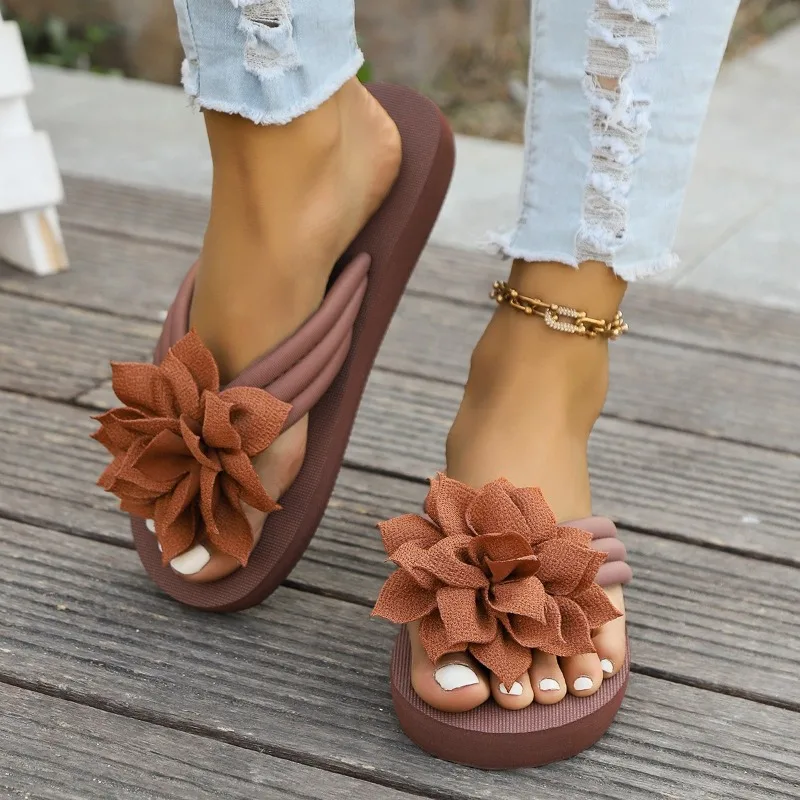 Plus-size Flat Flip Flops Female Flower Slippers Female Summer Wear Student Korean Pinch-foot Non-slip Beach Shoes High Heels