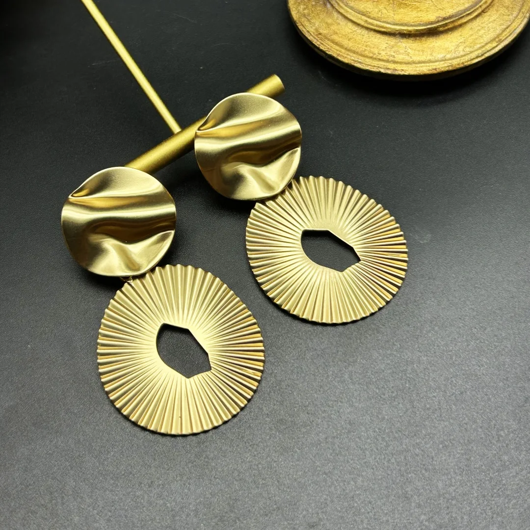 Medieval Vintage European and American Medieval Copper Alloy Long Irregular Pleated Earrings Niche Design Geometric Texture