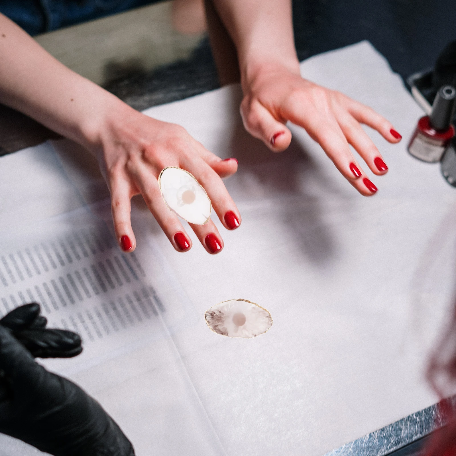 

2Pcs Resin Nail Polish Ring Palettes Mini Ring Design Safe Convenient Portable Nail Art Mixing Tray Manicure Accessories