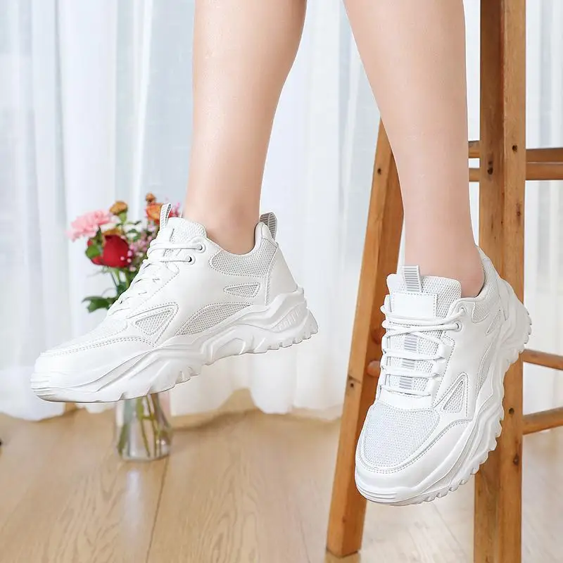 Zapatos blancos con sensación de caída para mujer, ropa de exterior de verano, antideslizante, ligero, suave, Tenis deportivos, 2024