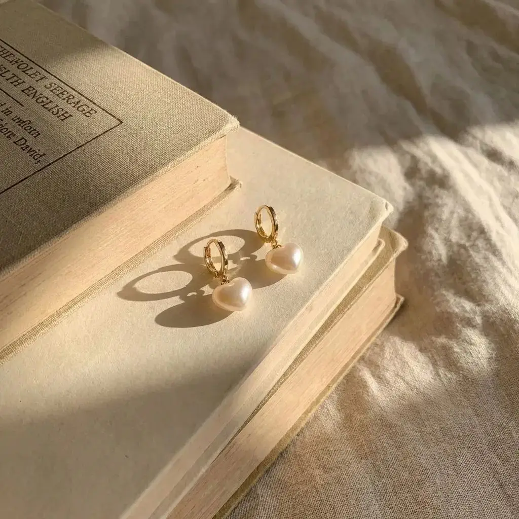 Light luxurys high-end heart pendant earrings for women, fashionable and versatile temperament, ear buckles, earrings, gifts