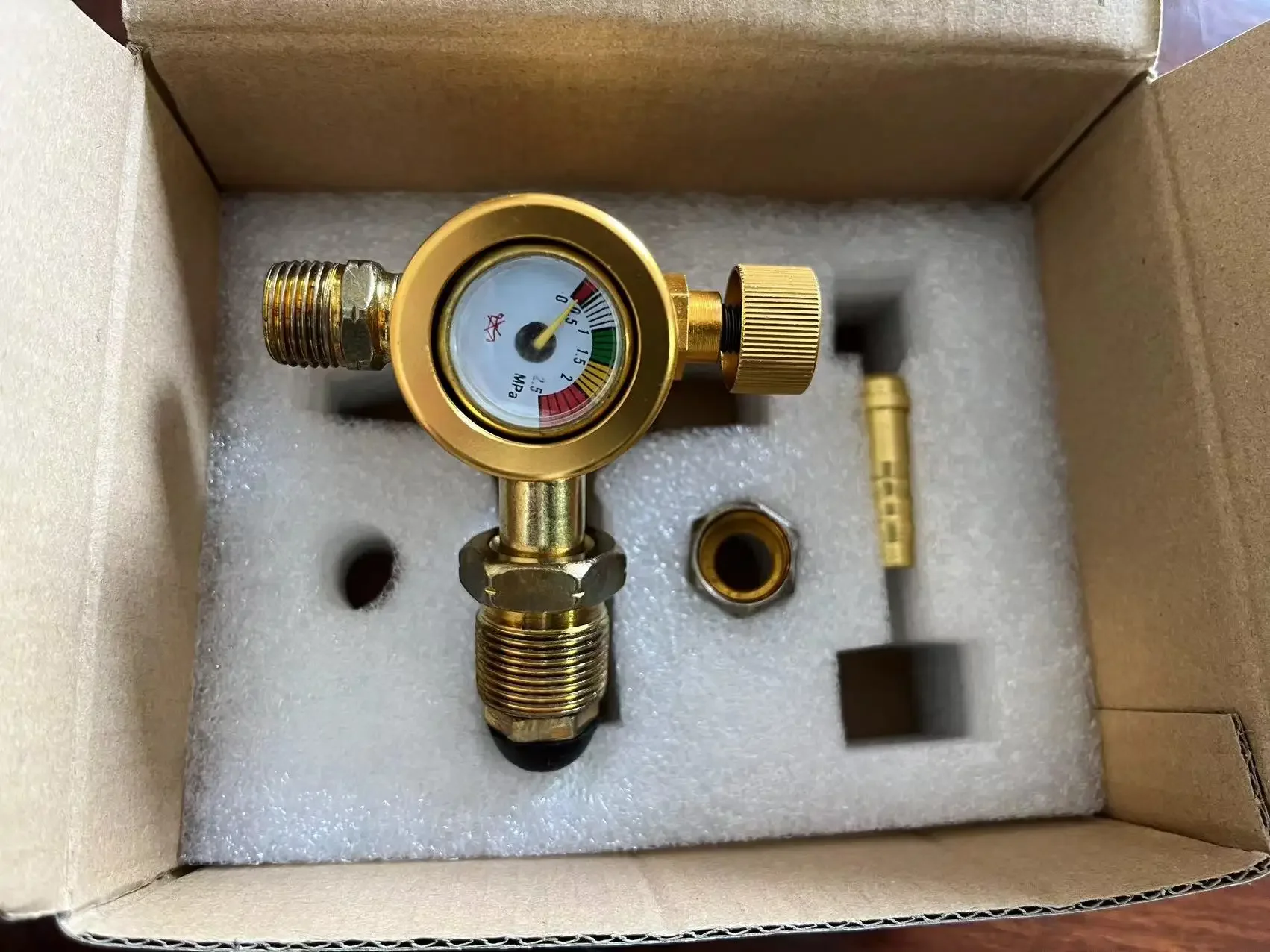 Propane pressure regulator energy-saving pressure gauge anti drop and explosion-proof pressure reducing valve