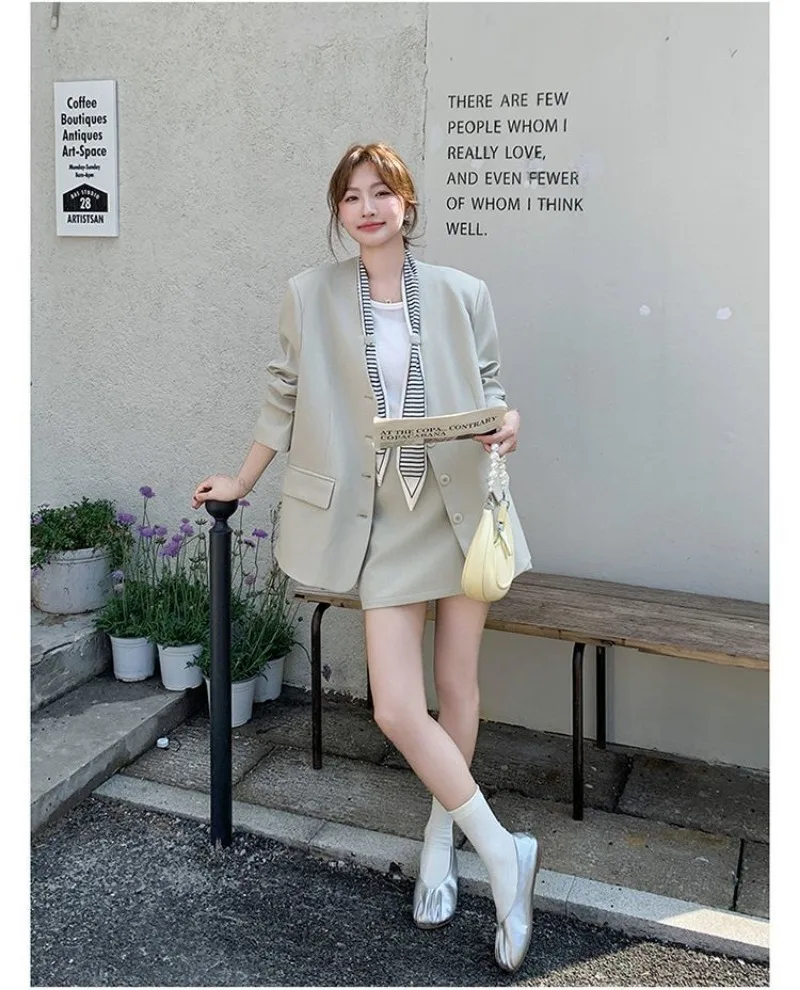 ชุดเซ็ตสองชิ้นสไตล์ลำลองสำหรับผู้หญิง ดีไซน์หรูหราทันสมัยแบบเกาหลี เสื้อแจ็คเก็ตแขนยาวทรงหลวมพร้อมกระโปรงทรงมินิเข้ารูป