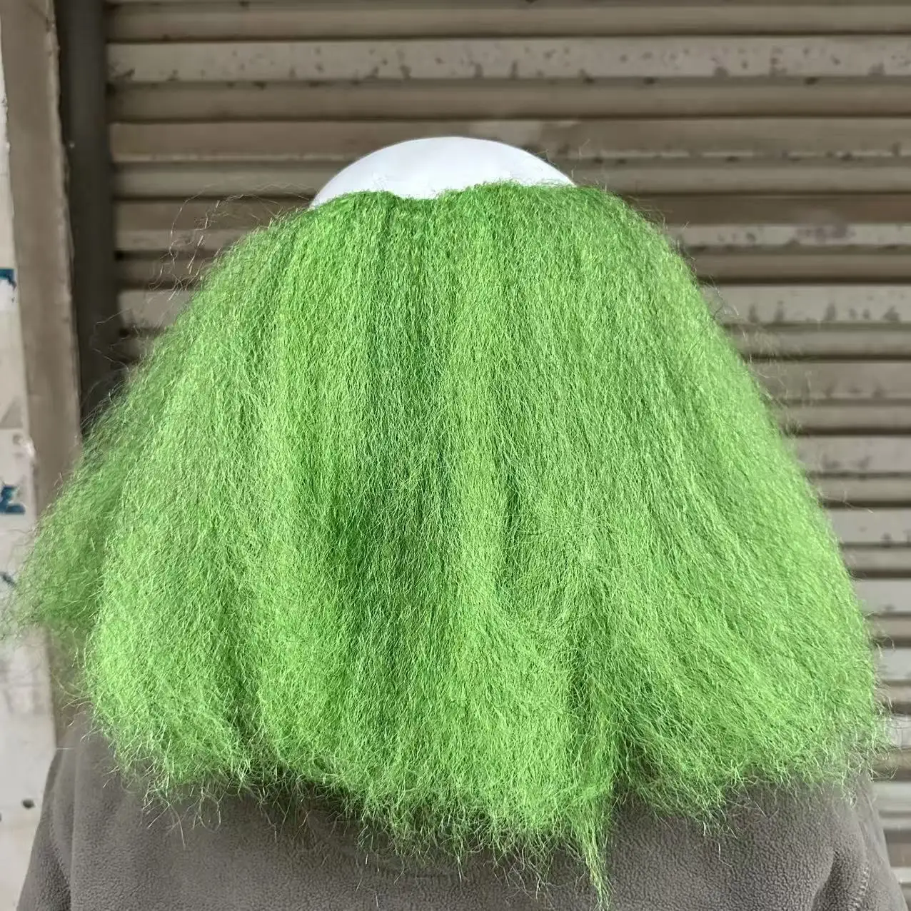 Furchteinflößender grünhaariger Clown mit Latexmaske und einer spiralförmigen rot-weißen Nase. Geeignet für Halloween-Kostümparty-Requisiten – Detail 5