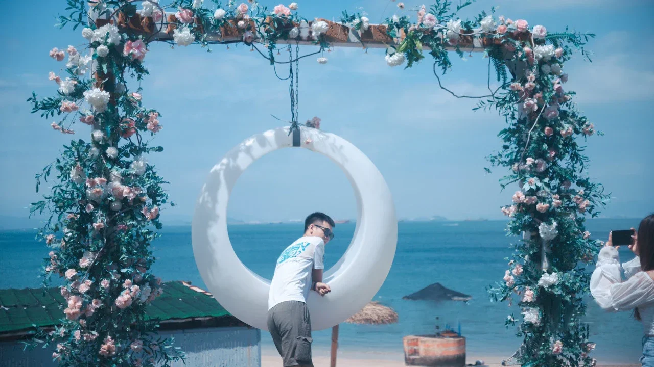 裏庭の夢のようなスイングチェア、子供の庭の造園スイングチェア用の光る機能を備えたユニークなパティオスイング