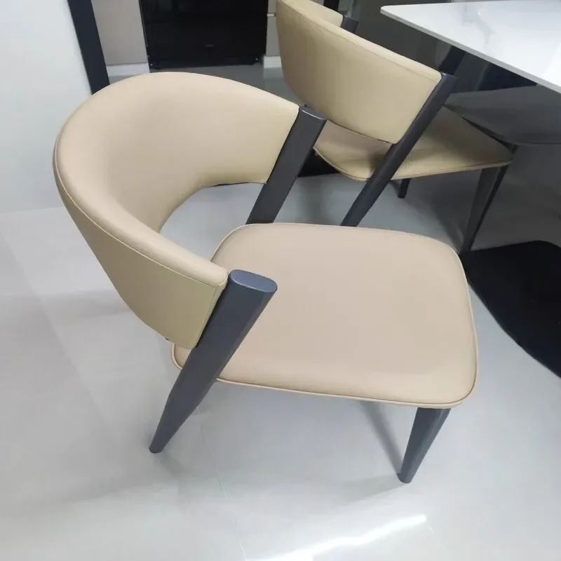 Chaise de salle à manger italienne personnalisée avec dossier semi-périphérie, cadre en métal, vanité moderne, design simple