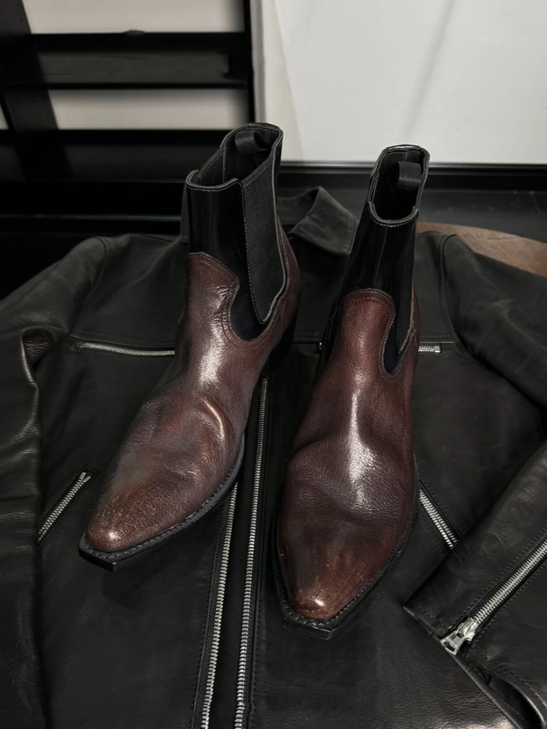 Men's Black Leather Chelsea Boots Sleek Elastic Panels Low Heel Modern Minimalist Style for Everyday Wear Smart Casual Looks