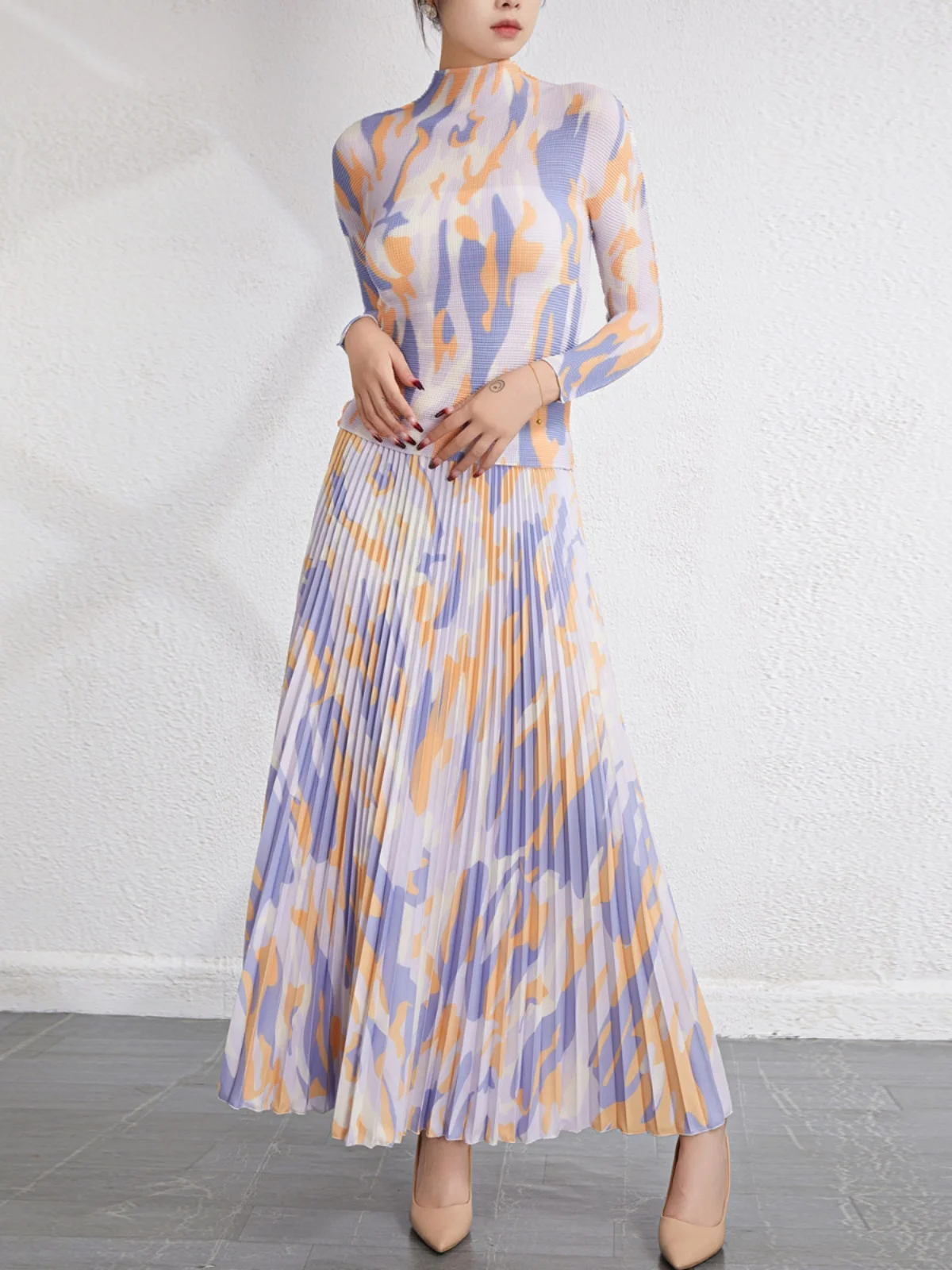 

Повседневный модный комплект: длинная блузка с воротником-стойкой и плиссированная юбка. Новинка весны. Элегантный стиль для взрослых женщин. Из полиэфирного волокна. Защита от катышков.