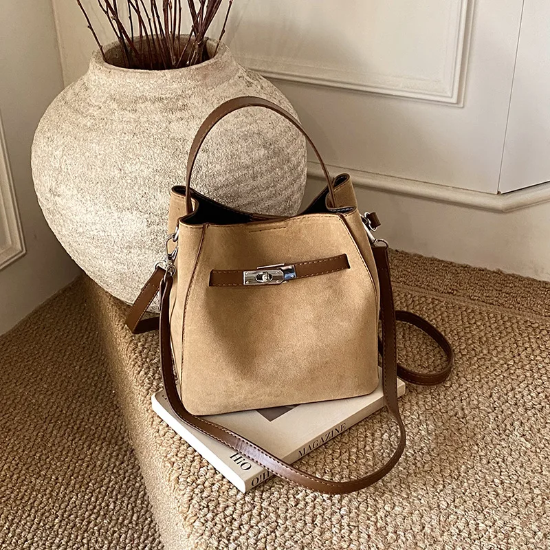 

Новые сумки через плечо, женские французские замшевые сумки-ведра, модная повседневная сумка, удобные и текстурированные универсальные сумки для хранения