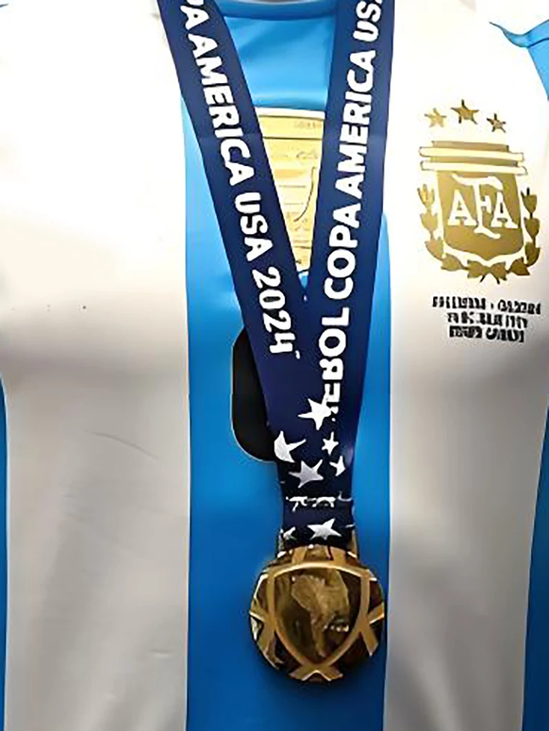 

The Copa América USA 2024 Champions Medal South American football medals Fan Souvenirs with Ribbon