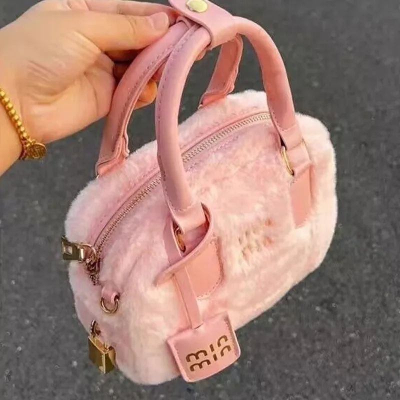 

Advanced, Fashionable and Versatile Fur Bag for Women, Carrying Cute Plush Handbag, Crossbody Shoulder Bag