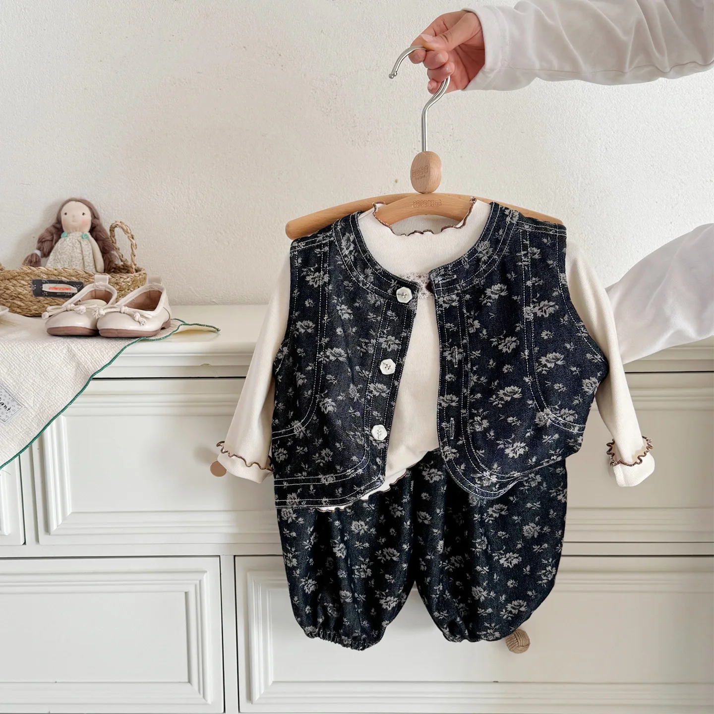 Korean Children Set 2026 Autumn Girls' Fashion Casual Floral Vest and Long Sleeve Base Layer and Floral Pants Three Price Sets