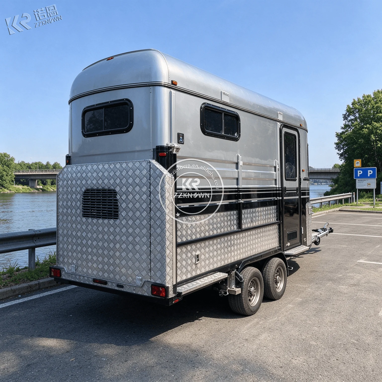 Ventilation Optimized Horse Transport Vehicle Horse Transport Vehicle For Equine Show 2 Stall With Stable Inner Safety Rails