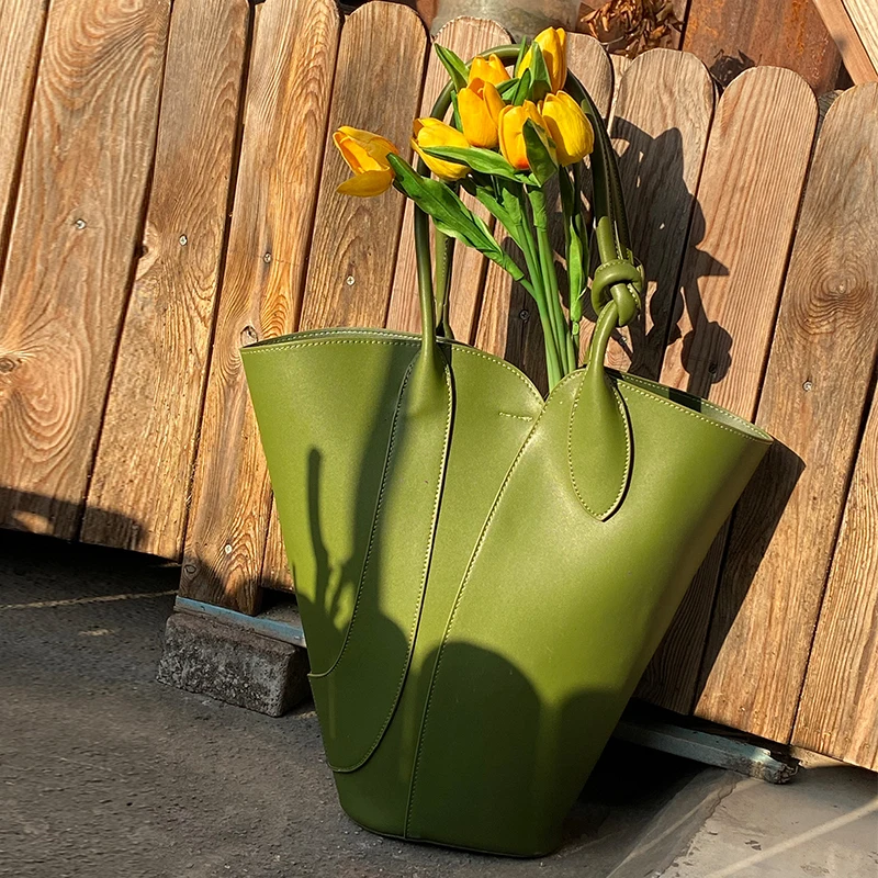 Bolsas balde com iniciais de nome personalizado para mulheres Bolsas e bolsas de grife de luxo 2025 Novo em decoração de pétalas de PU Alça superior de grande capacidade nas axilas Bolsa de ombro alta qualidade