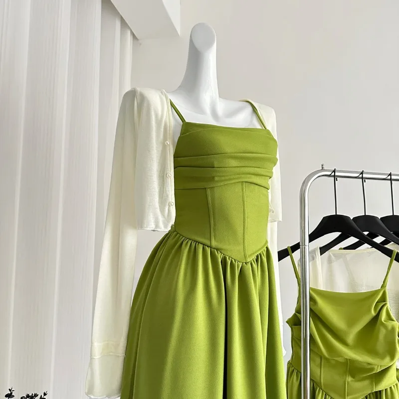 Zakazano palenia zielonych pęczków, sukienek typu slip w kolorze zielonego lasu, damskich wczesnowiosennych i letnich spódnic retro w stylu francuskim.