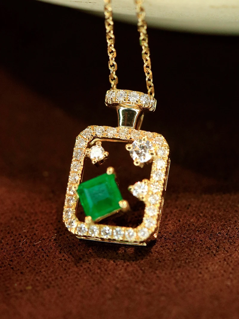 LUOWEND 100% 18K Yellow Gold Necklace Elegant Style Luxury Diamond Natural Emerald Pendant Necklace for Women Fine Jewelry