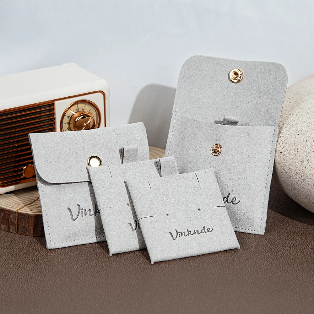 

Пользовательский логотип 50 компл. 8x8 см Ювелирные изделия Подарочная упаковка Сумка-защелка 6x6 см Серьги-гвоздики Ожерелье Подвеска Держатель Pad Свадебная карта из микрофибры