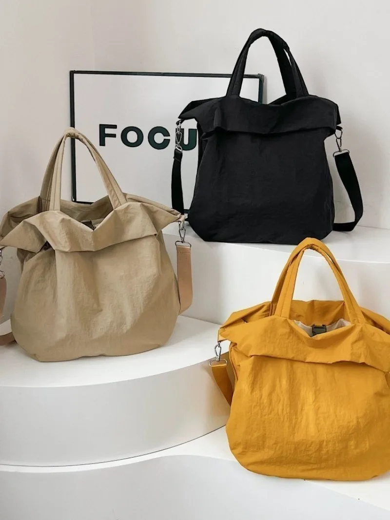CEEKAY Mattschwarze, gekräuselte Nylon-Umhängetasche, übergroße, weiche Umhängetasche mit einfacher Überschlagöffnung, breiter, verstellbarer Stoffriemen, lässige Handtasche – Detail 30