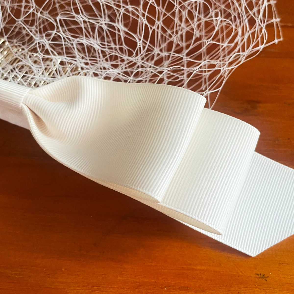 V625 قطع زينة أحمر الخدود الزواج الحجاب الزفاف المعاوضة قطع حافة طبقة واحدة الأبيض الزفاف قصيرة العروس الحجاب مع الشريط القوس مشط #5