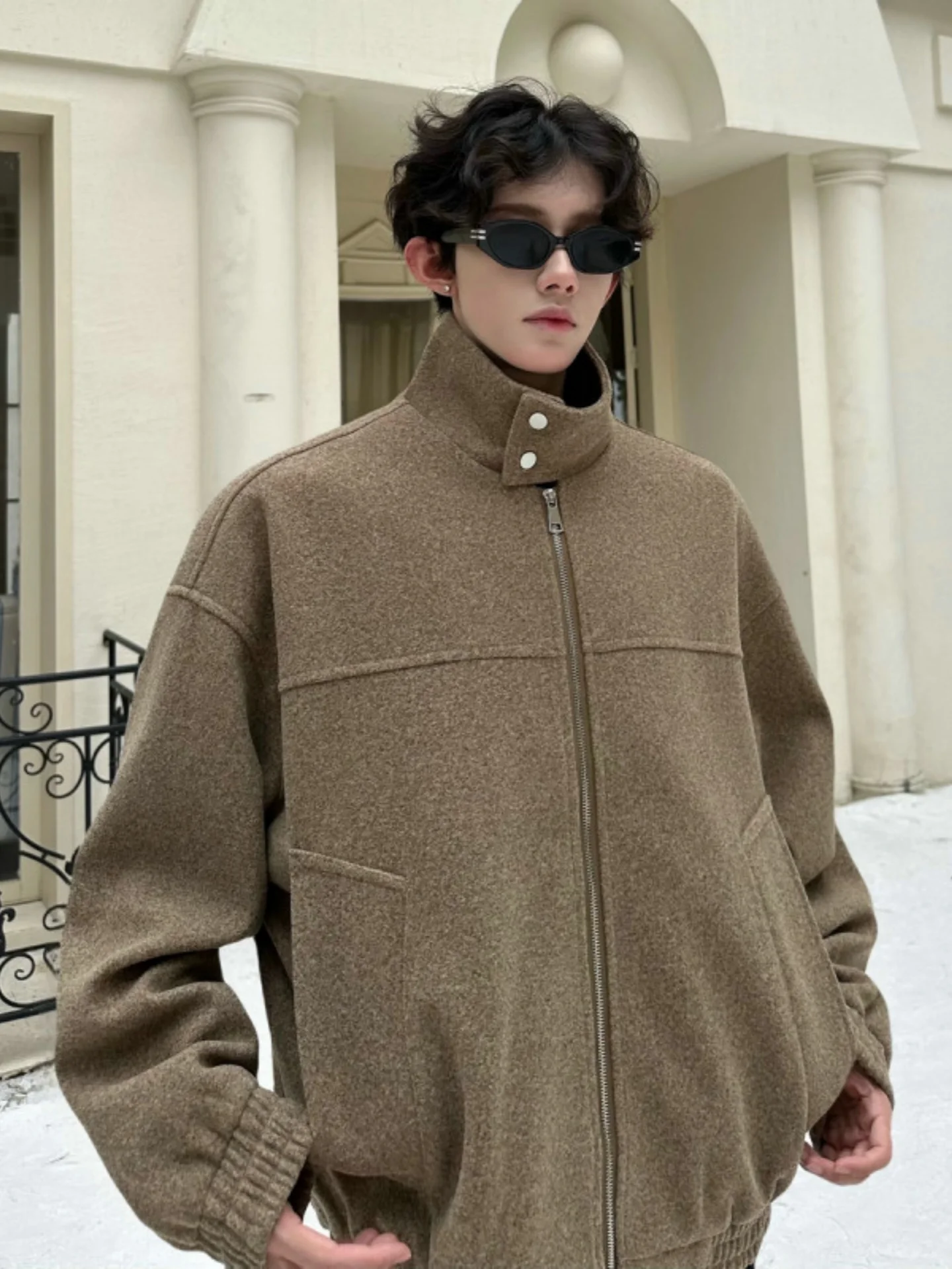 

Мужское шерстяное пальто класса люкс: осенне-зимняя городская повседневная модель из плотной ткани с молнией, обеспечивающая тепло и защиту от непогоды.