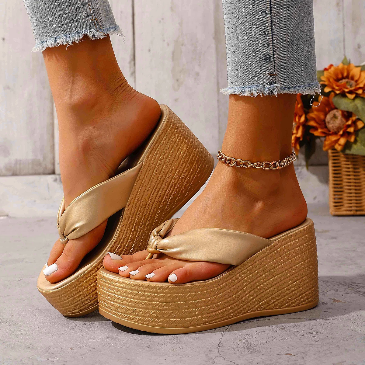 

Fashion Gold Silver Chunky Platform Flop Flops Women 2026 Summer Clip Toe Thick Sole Wedge Sandals Plus Size 43 Beach Slippers