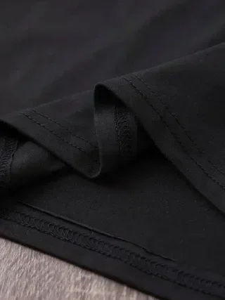 Y2K Schwarzes Slim-Fit Poloshirt für Damen Arbeitskleidung mit Rotem Aufdruck – Detail 8