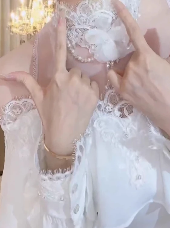 レトロな白いレースのトリム、肩が露出したロングスリーブ、女性用ルーズスリムトップ、フレンチスリーブ、ベルスリーブ、ポリエステル生地