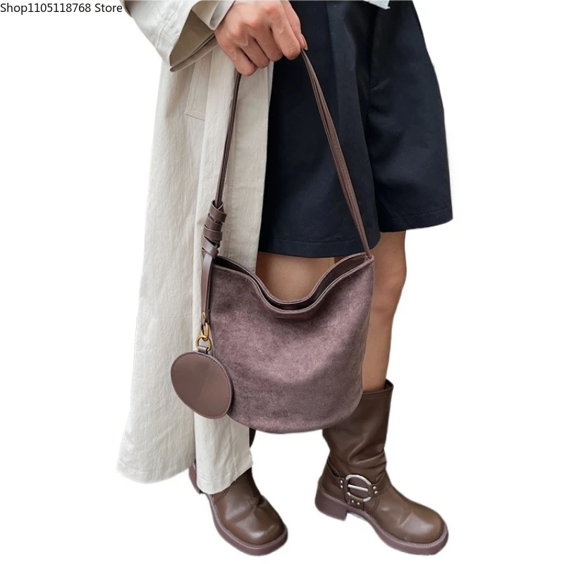 

Новые сумки на плечо из искусственной замши с однотонной застежкой в стиле ретро, стильные дизайнерские сумки большой вместимости для женщин