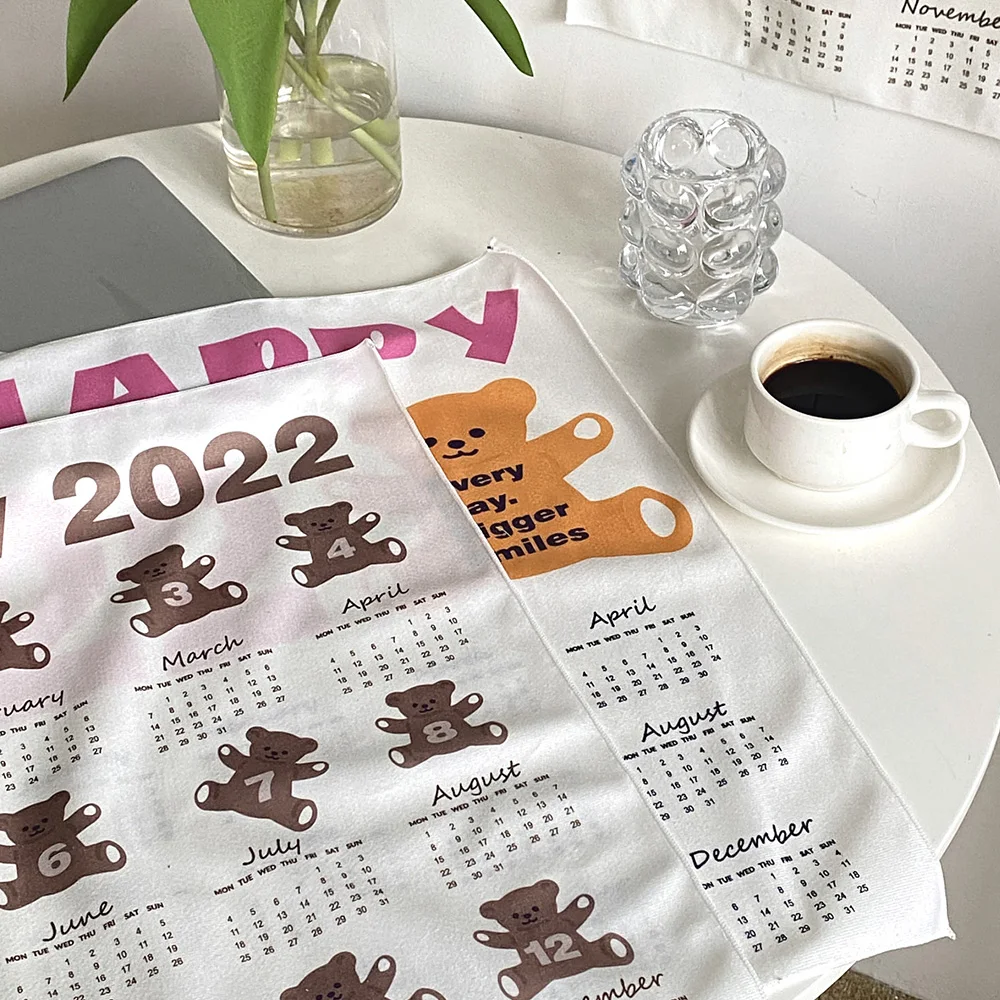 

Календарь 2023, мультяшный медведь, подвесная ткань, декор для комнаты для девочек, декоративный настенный гобелен, фон для спальни, подвесной тканевый реквизит для фото