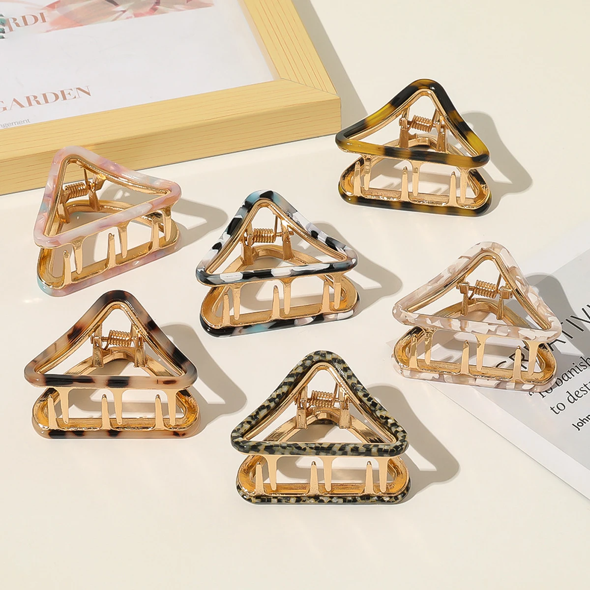 The temperament is simple, the glass tortoiseshell is blended, the color triangle metal medium hair grab hair ornament